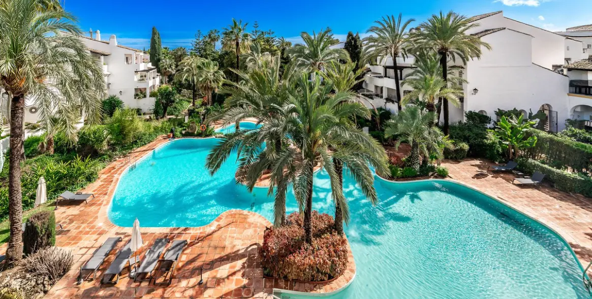 Venta de apartamento en planta media en The Golden Mile 1