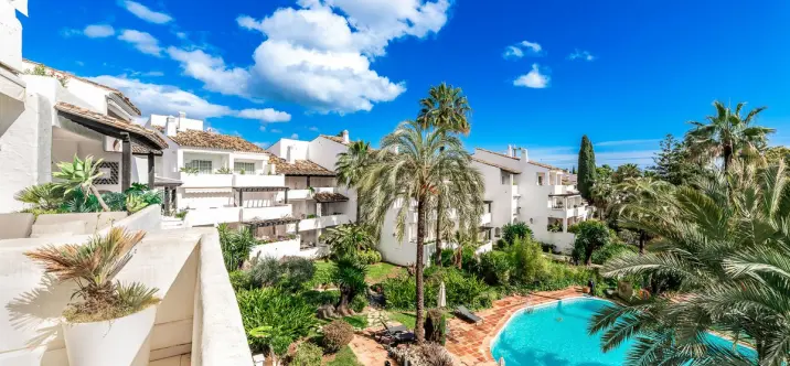 Venta de apartamento en planta media en The Golden Mile 1