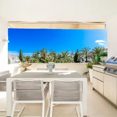 Venta de apartamento en planta media en The Golden Mile