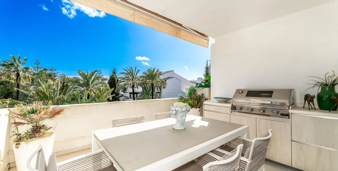 Venta de apartamento en planta media en The Golden Mile 4