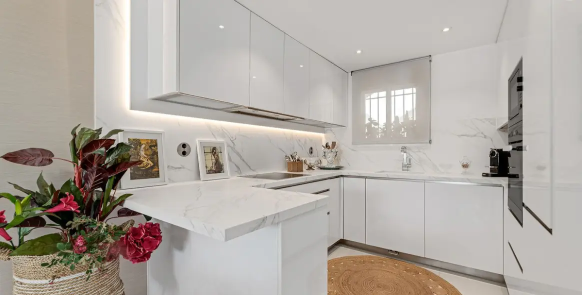 Venta de apartamento en planta media en The Golden Mile 8