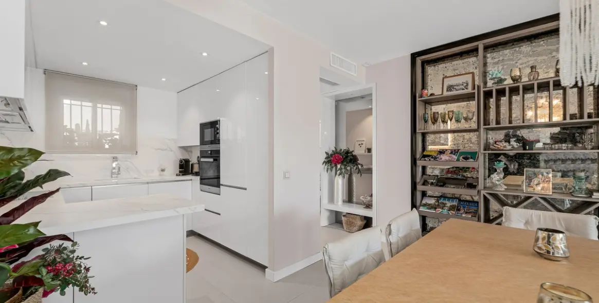 Venta de apartamento en planta media en The Golden Mile 12