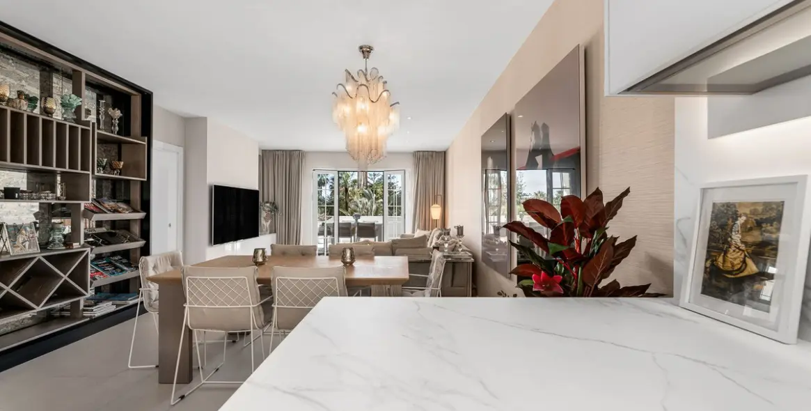 Venta de apartamento en planta media en The Golden Mile 13
