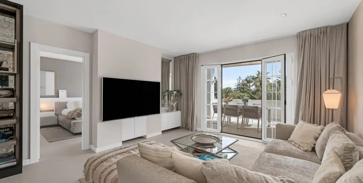 Venta de apartamento en planta media en The Golden Mile 14