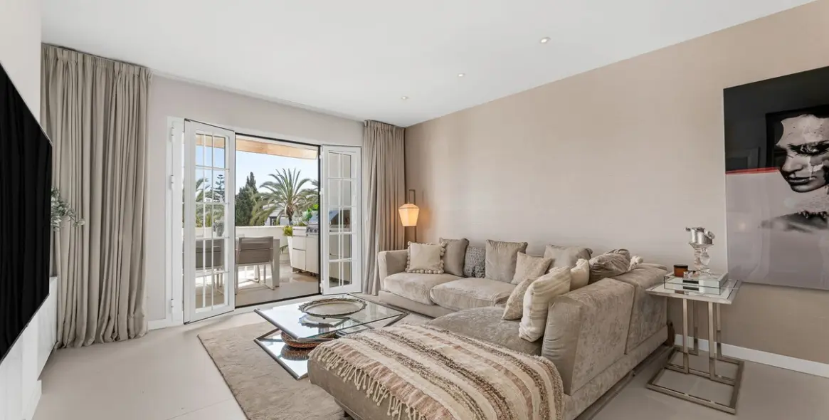 Venta de apartamento en planta media en The Golden Mile 15