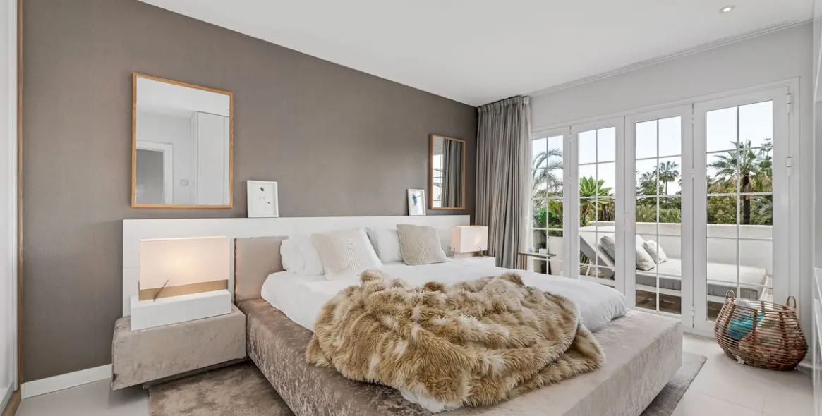 Venta de apartamento en planta media en The Golden Mile 16