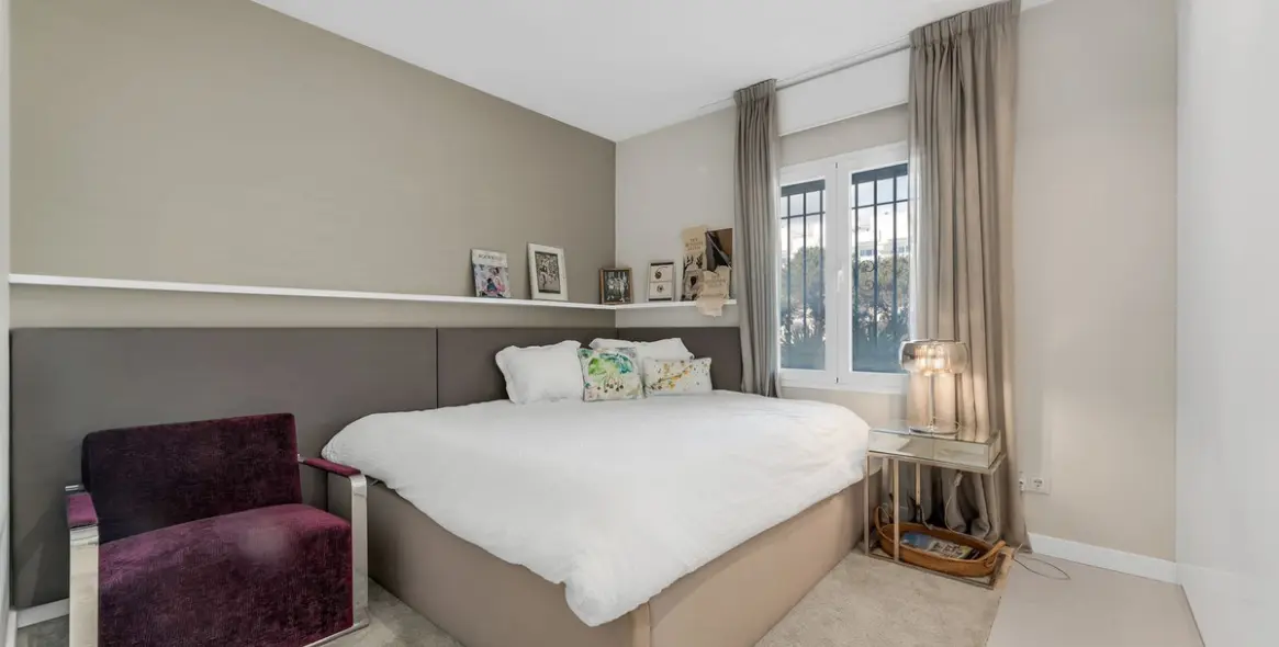 Venta de apartamento en planta media en The Golden Mile 17