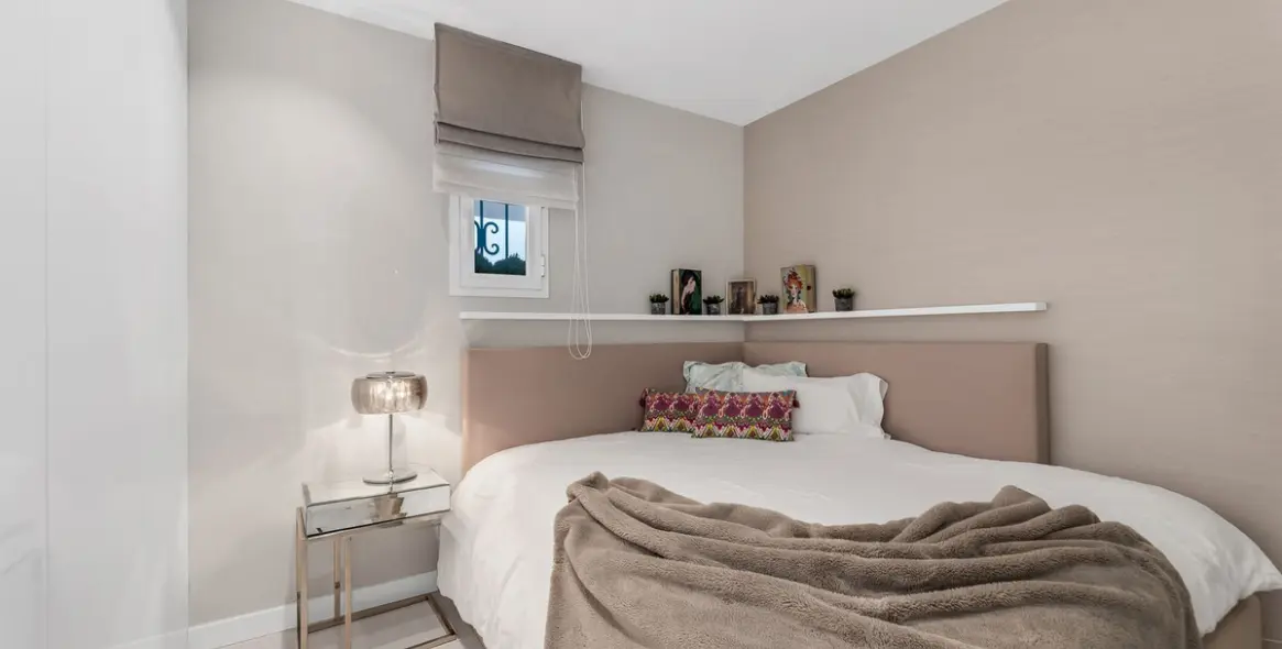 Venta de apartamento en planta media en The Golden Mile 19