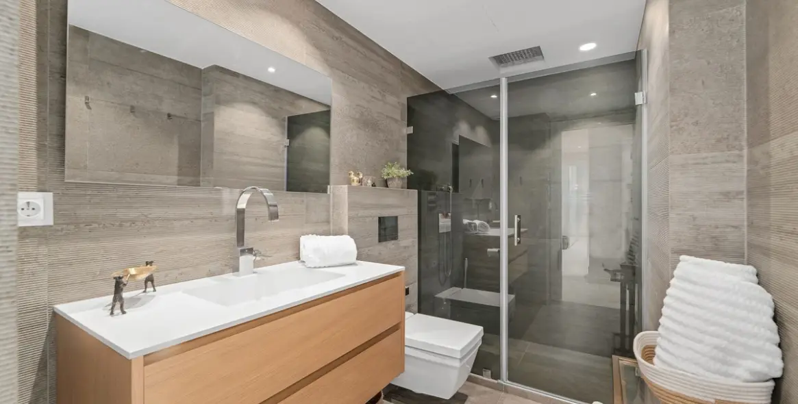 Venta de apartamento en planta media en The Golden Mile 20