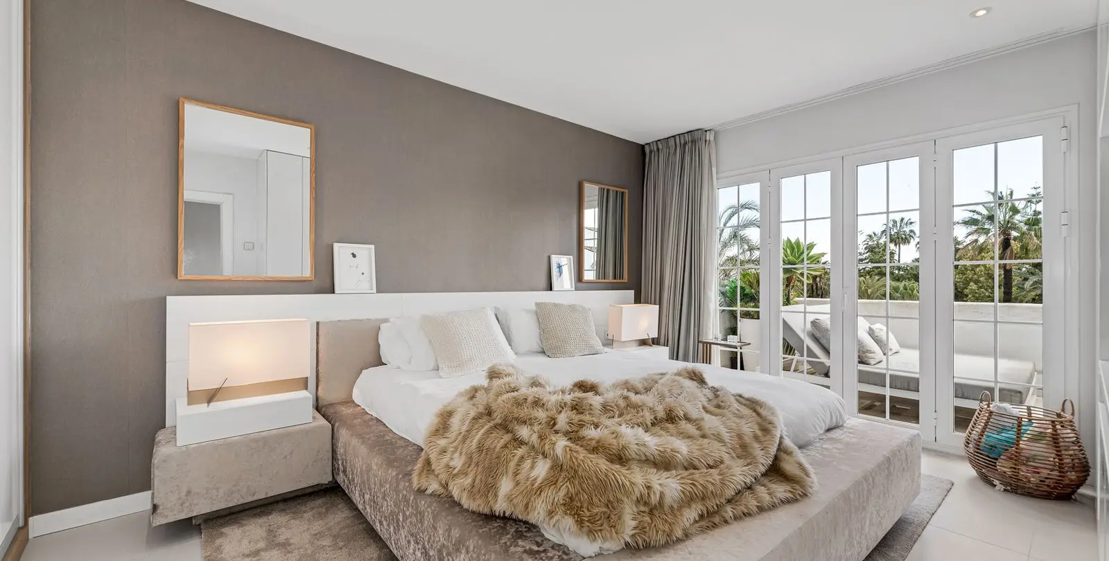 Venta de apartamento en planta media en The Golden Mile 16