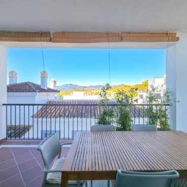 Venta de apartamento en planta media en Benahavís