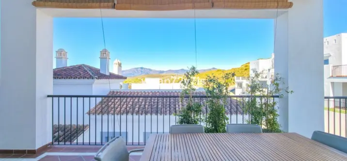 Venta de apartamento en planta media en Benahavís 1