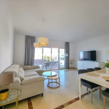 Venta de apartamento en planta media en Benahavís
