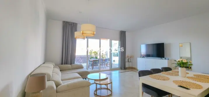 Venta de apartamento en planta media en Benahavís 2