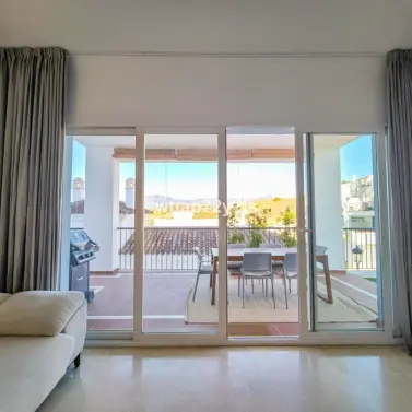 Venta de apartamento en planta media en Benahavís