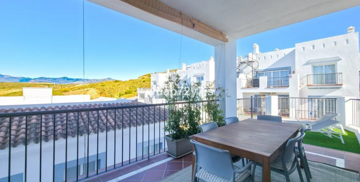 Venta de apartamento en planta media en Benahavís 11