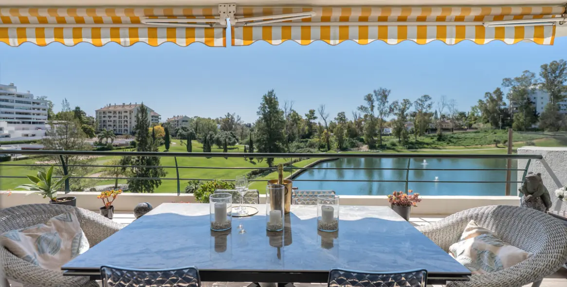 Venta de apartamento en planta media en San Pedro de Alcántara 1