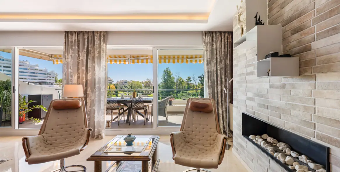 Venta de apartamento en planta media en San Pedro de Alcántara 15