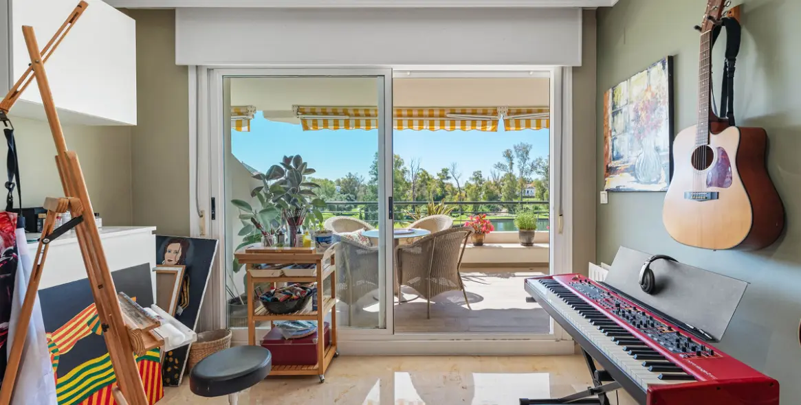 Venta de apartamento en planta media en San Pedro de Alcántara 26