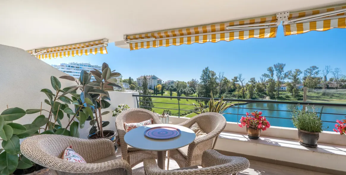 Venta de apartamento en planta media en San Pedro de Alcántara 27