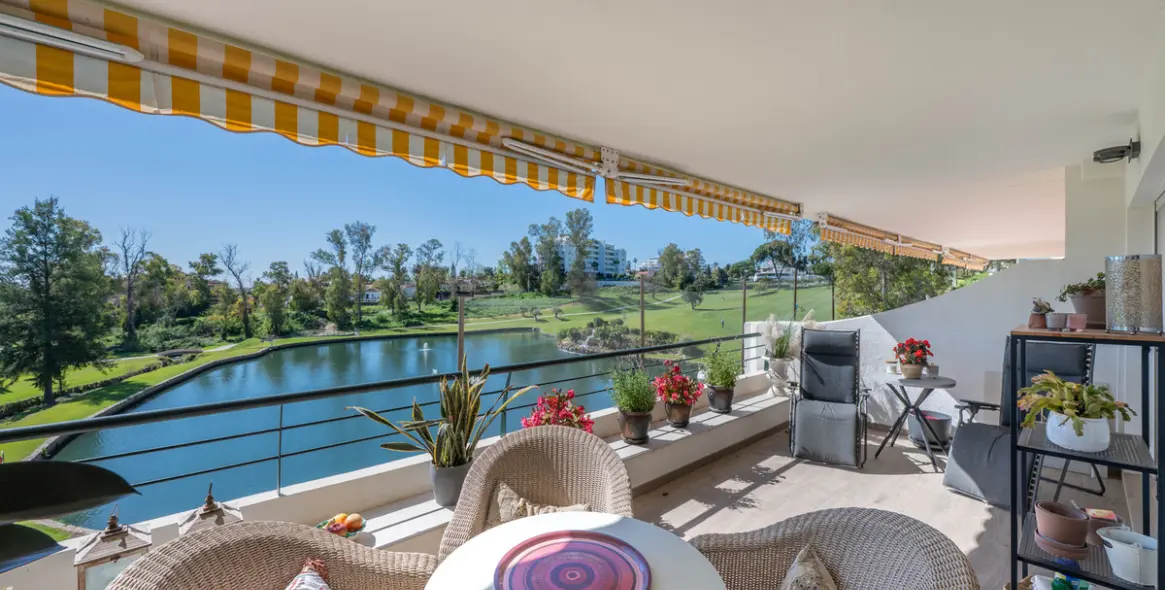 Venta de apartamento en planta media en San Pedro de Alcántara 28