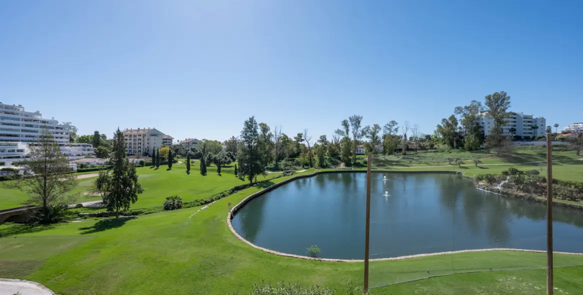 Venta de apartamento en planta media en San Pedro de Alcántara 30