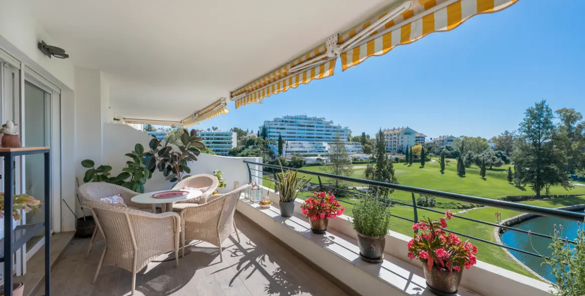 Venta de apartamento en planta media en San Pedro de Alcántara 31