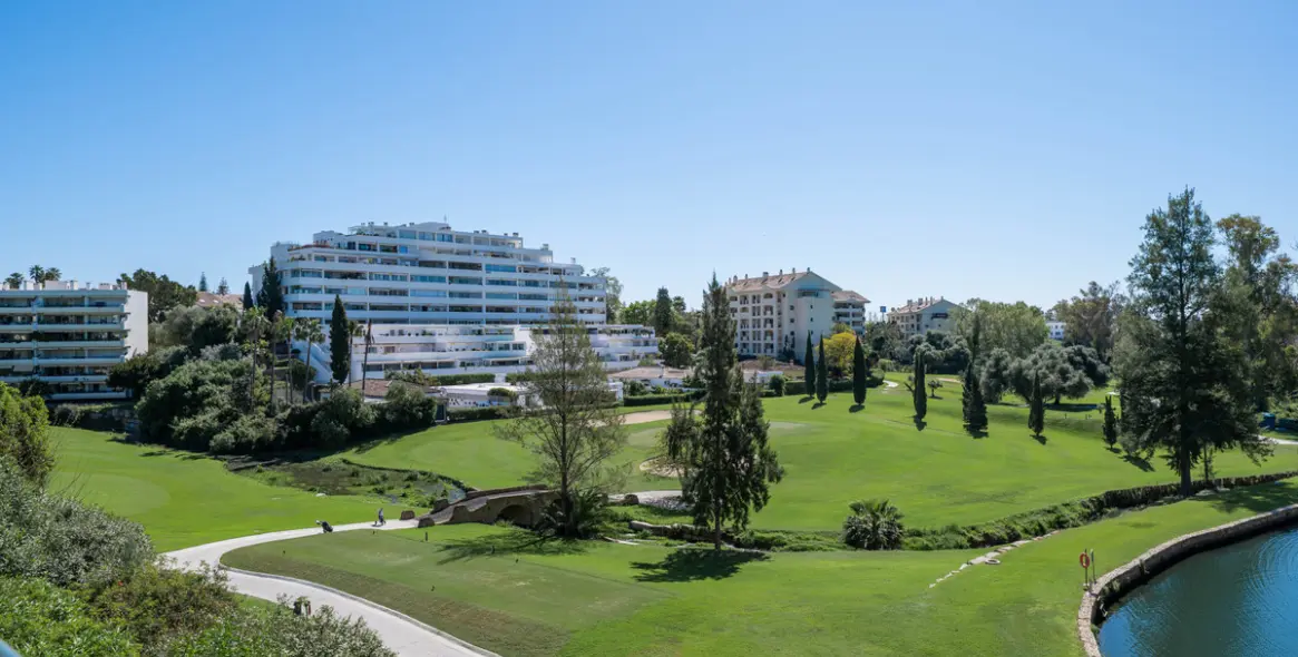 Venta de apartamento en planta media en San Pedro de Alcántara 32