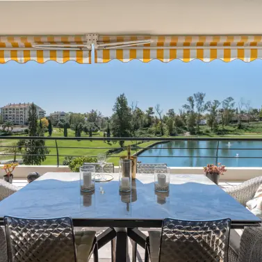 Venta de apartamento en planta media en Guadalmina Alta