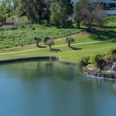 Venta de apartamento en planta media en Guadalmina Alta