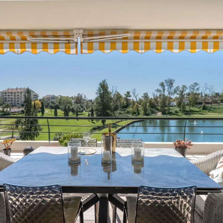 Venta de apartamento en planta media en Guadalmina Alta