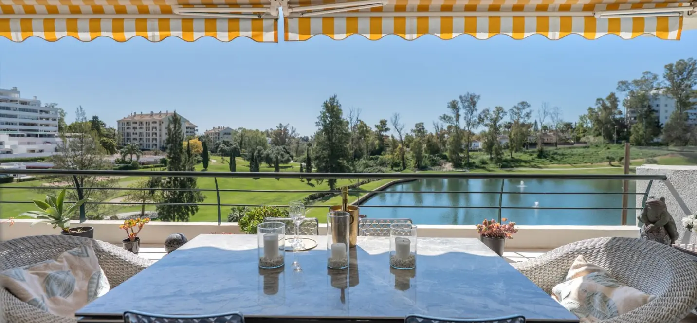 Venta de apartamento en planta media en Guadalmina Alta 0