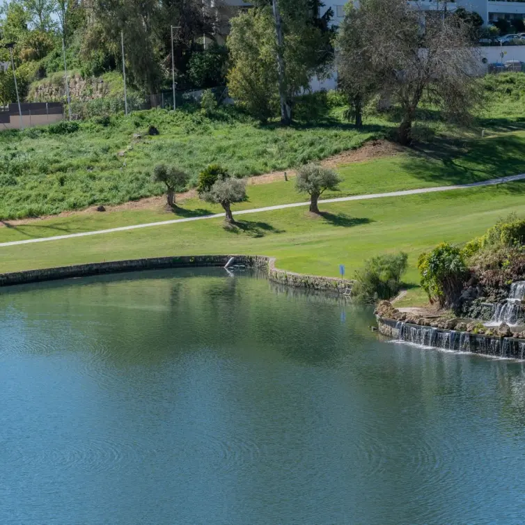 Venta de apartamento en planta media en Guadalmina Alta