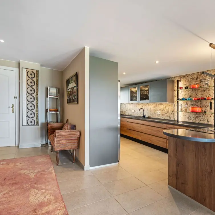 Venta de apartamento en planta media en Guadalmina Alta