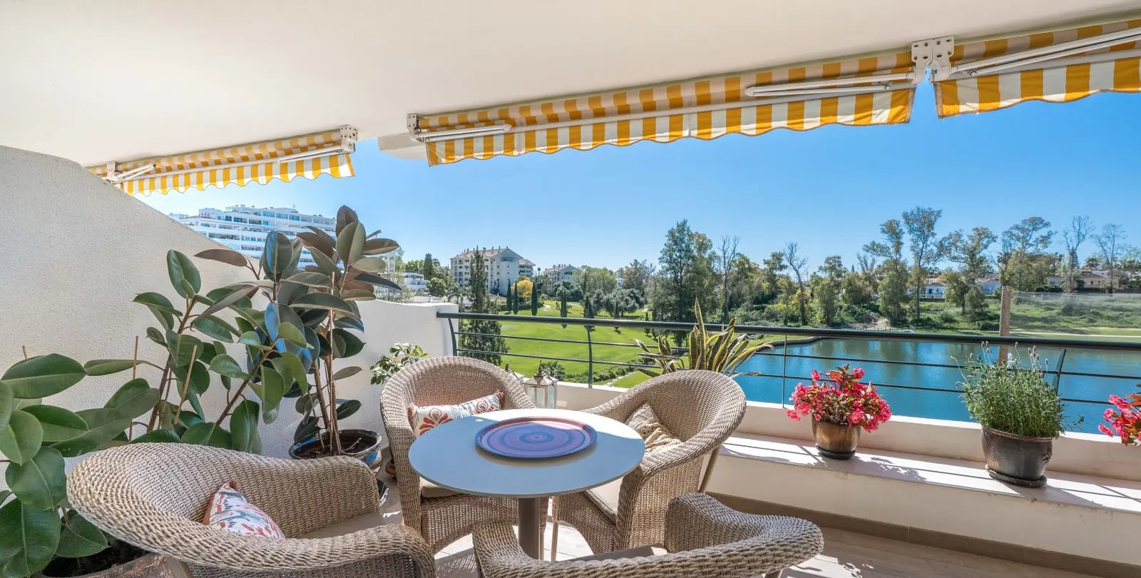 Sale of middle floor apartment in Guadalmina Alta 27