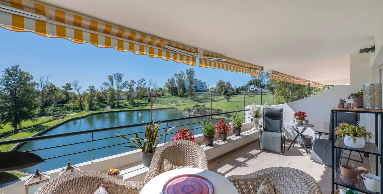 Sale of middle floor apartment in Guadalmina Alta 28