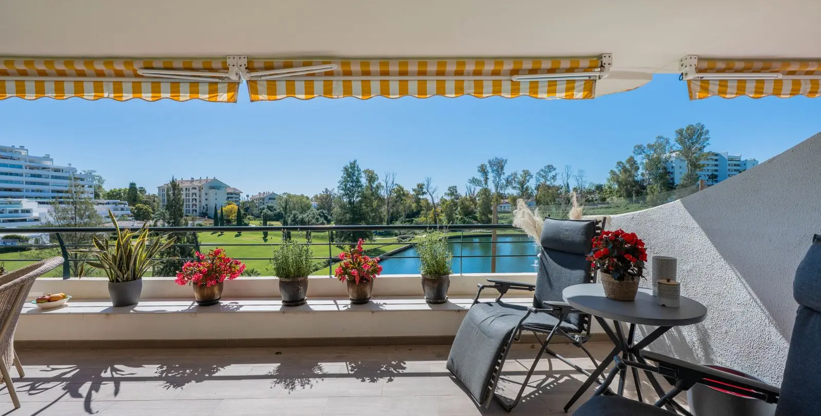 Sale of middle floor apartment in Guadalmina Alta 29