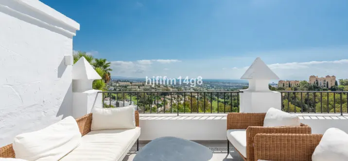 Venta de ático dúplex en Benahavís 0