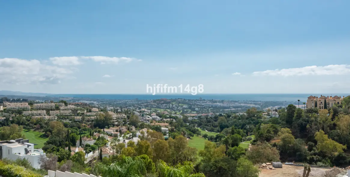 Venta de ático dúplex en Benahavís 2