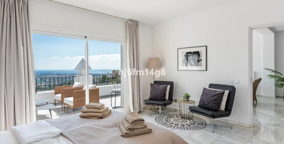 Venta de ático dúplex en Benahavís 10