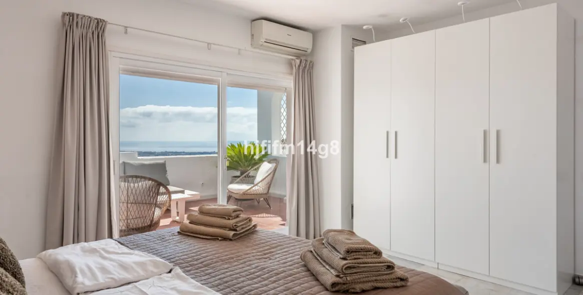 Venta de ático dúplex en Benahavís 12