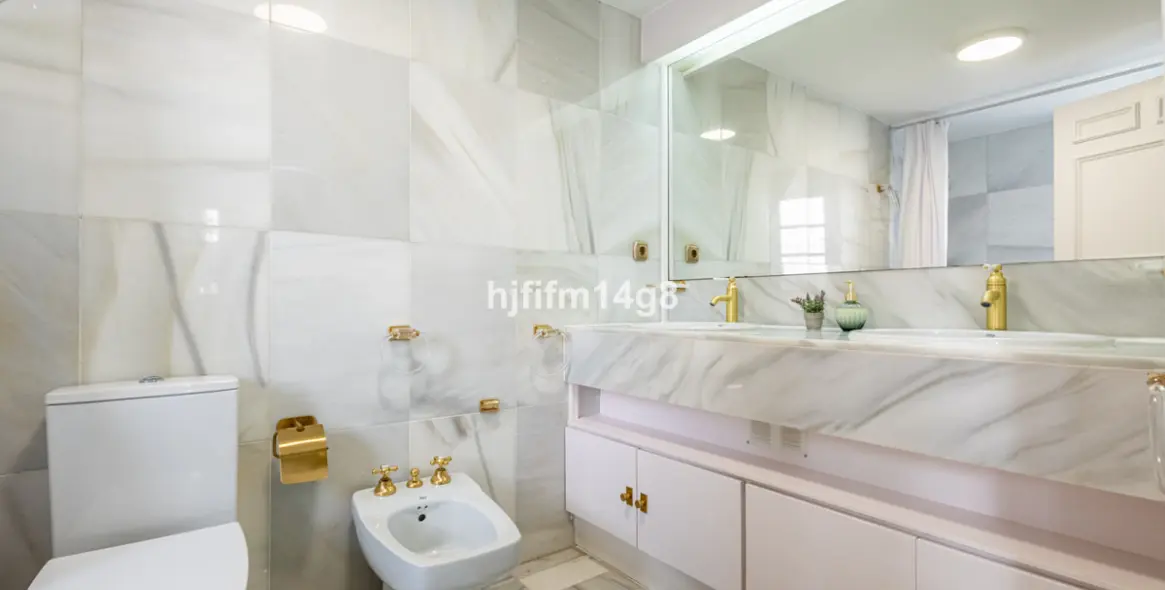 Venta de ático dúplex en Benahavís 16