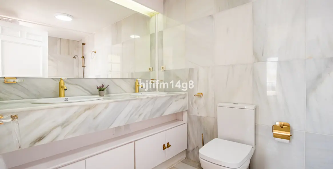 Venta de ático dúplex en Benahavís 17