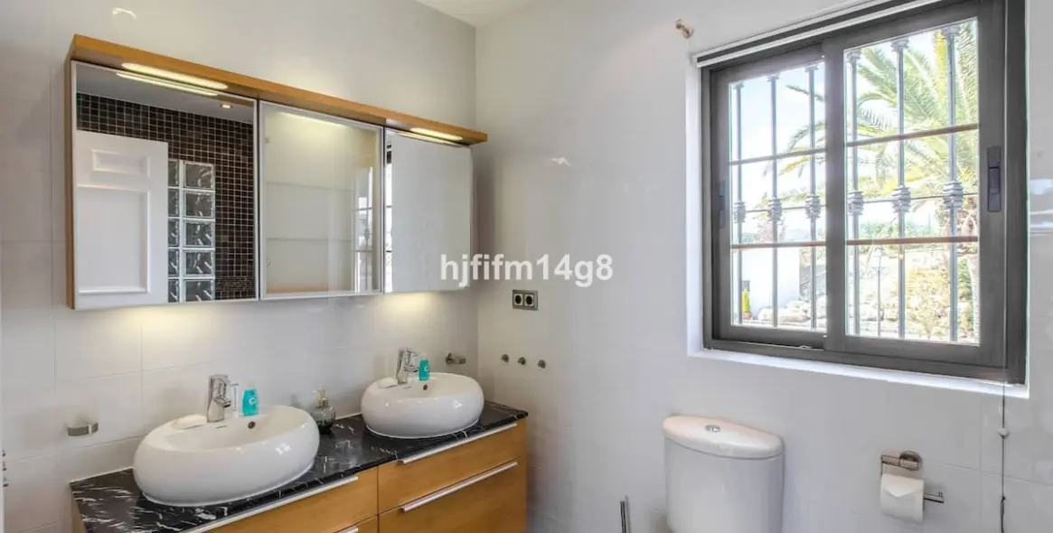 Venta de ático dúplex en Benahavís 18