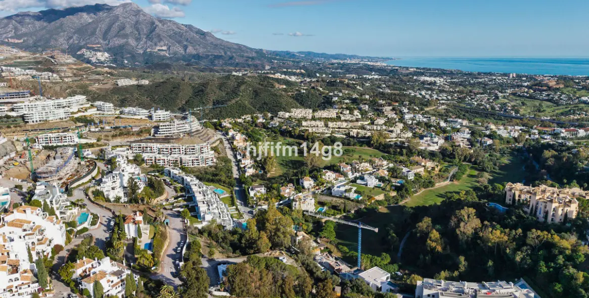 Venta de ático dúplex en Benahavís 36