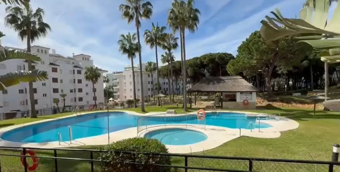 Sale of ground floor apartment in Calahonda 6