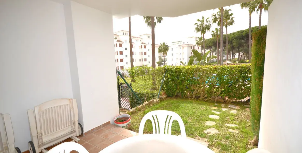 Sale of ground floor apartment in Calahonda 18