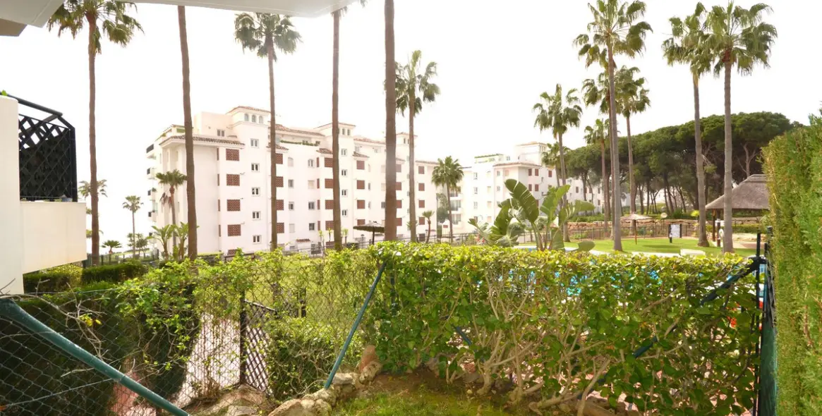 Sale of ground floor apartment in Calahonda 19