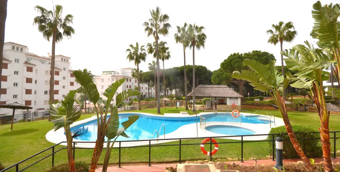 Sale of ground floor apartment in Calahonda 20