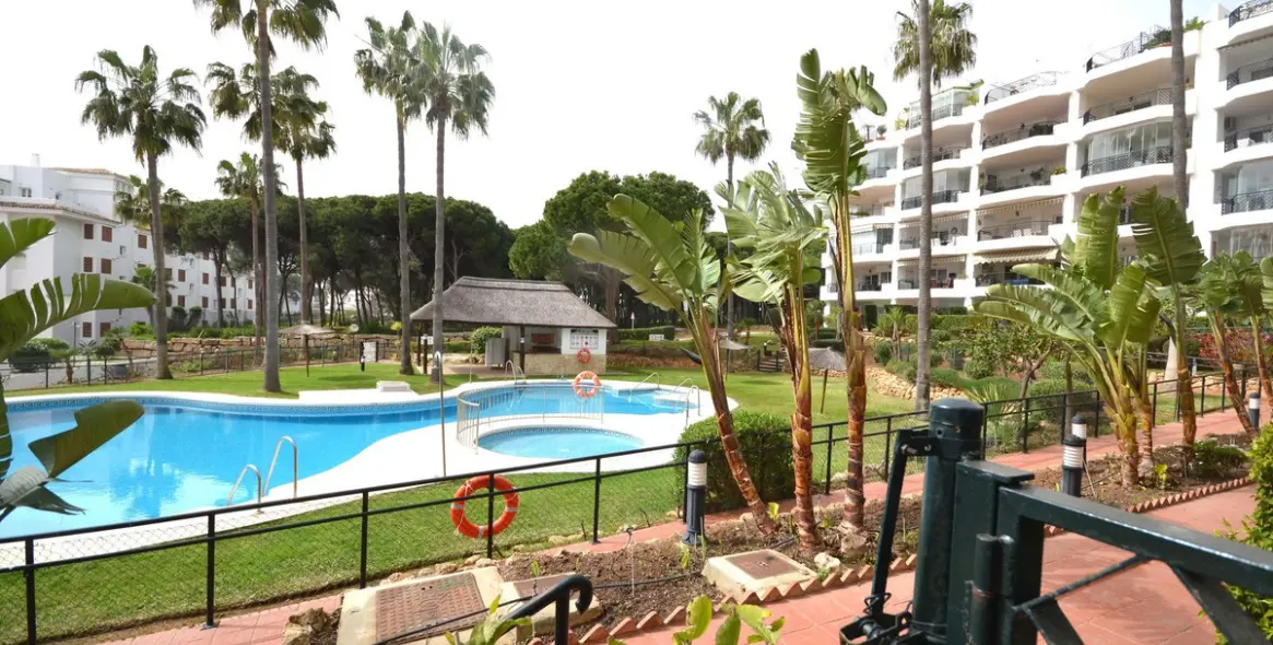Sale of ground floor apartment in Calahonda 23